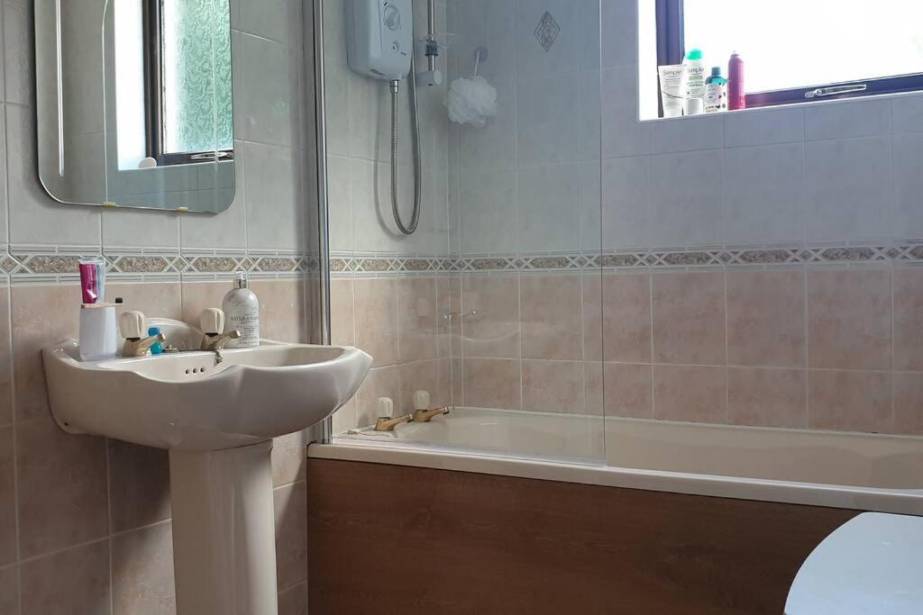 Seafront Apartment, Ground Floor, Free Parking ニューカッスル エクステリア 写真